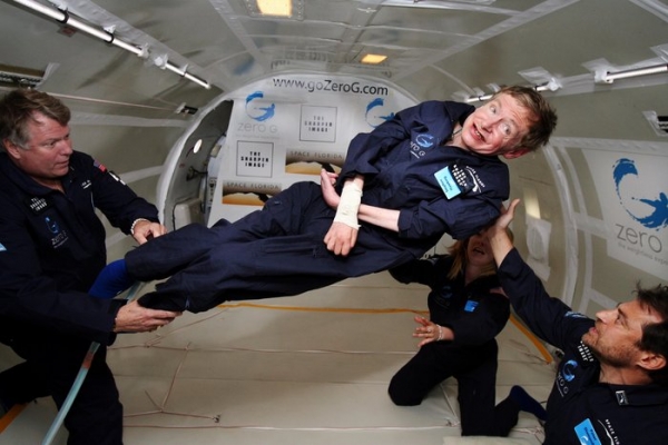Stephen Hawking assist by Peter Diamandis (right) and astronaut Byron Lichtenberg (left), founders of the Zero G Corp, and nurse practitioner Nicola O’Brien(Credit: NASA/J. Campbell, Aero-News Network)