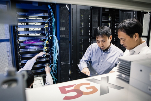 SK Telecom announced on October 24 it succeeded in connecting Samsung Electronics' 5G Non-Standalone (NSA) exchange with Nokia and Ericsson 5G base stations on its Bundang 5G test bed.