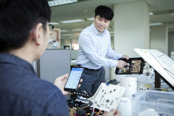 Employees of SK Telecom and its partners are testing Smart Home devices.