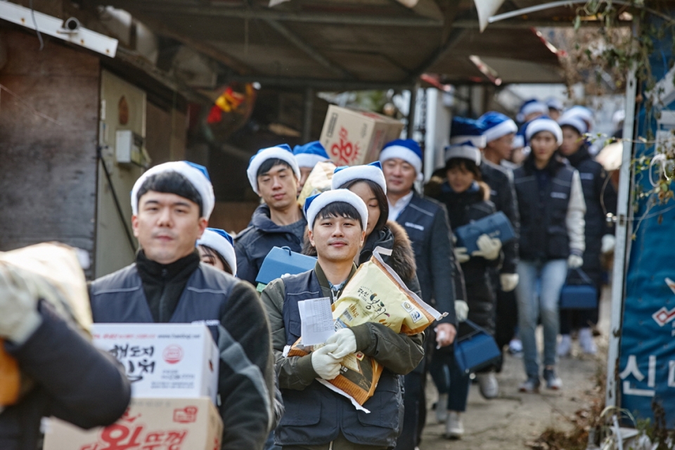 이디야커피 직원들이 독거노인 가정 지원을 위해 쌀과 김장김치 등 겨울나기 물품을 나르고 있다/ 이디야커피 제공