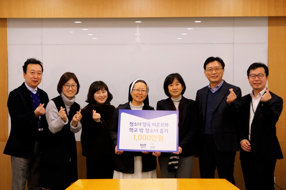 김선희 매일유업 대표(사진 오른쪽서 세번째)가 자오나학교 김진희 안젤라 수녀에게 기부금을 전달하고 있다/ 매일유업 제공