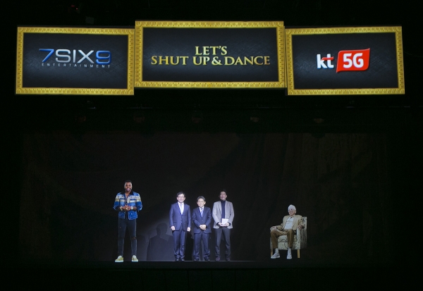 (From left) Jason Derulo, Kim Hoon-bae, vice president of KT's new media business division, Lee Pil-jae, vice president of KT's marketing division, Hwang Yoon=ha, CEO of 7SIX9 Asia and Jerry Greenberg, Chairman of 7SIX9 attended the demonstration of the Korea-U.S. Intercontinental hologram using the world's first 5G network at Nuri Dream Square K-Live in Seoul on March 5.