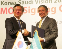 Saudi Minister of Economy and Planning, Mohammed Al-Tuwaijri [Right] and Sung Yoon-mo, South Korea's Minister of Trade, Industry and Energy.