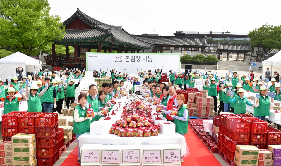 대상(주) 종가집은 23일 서울 중구 한옥마을에서 봄김장 나눔행사를 개최했다. 행사 참석자들이 기념사진을 찍고 있다/ 대상(주) 제공
