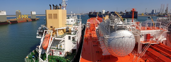 삼성중공업의 첫 LNG 연료추진선(왼쪽)이 LNG를 공급받고 있는 모습/ 삼성중공업 제공