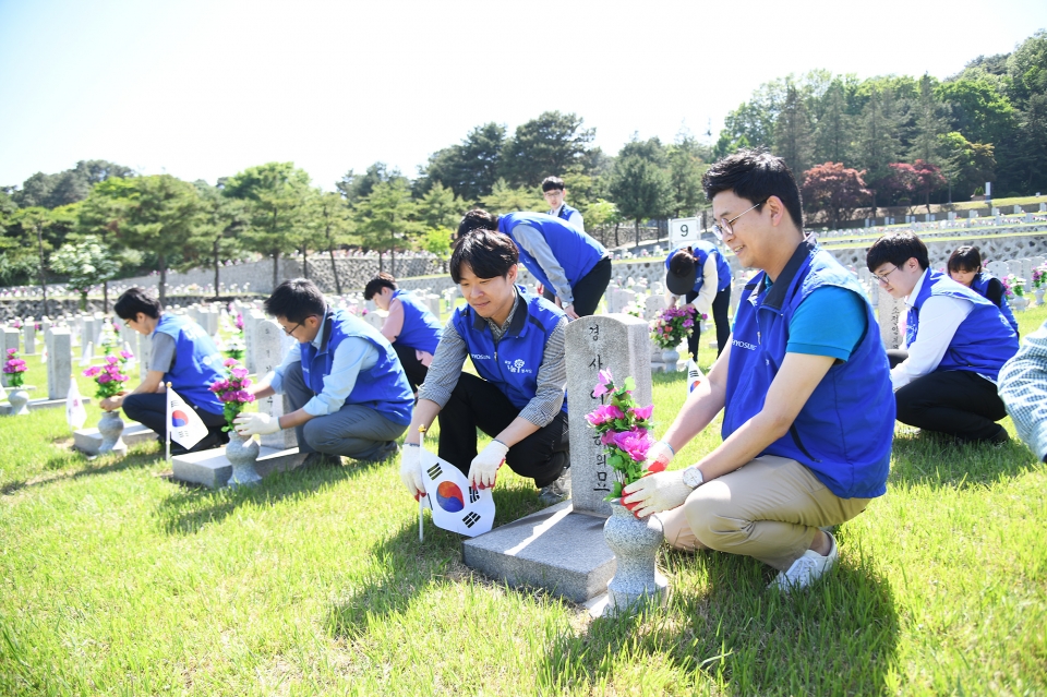 효성 임직원들이 29일 국립서울현충원에서 묘역 정화 봉사활동을 펼치고 있다/ 효성 제공