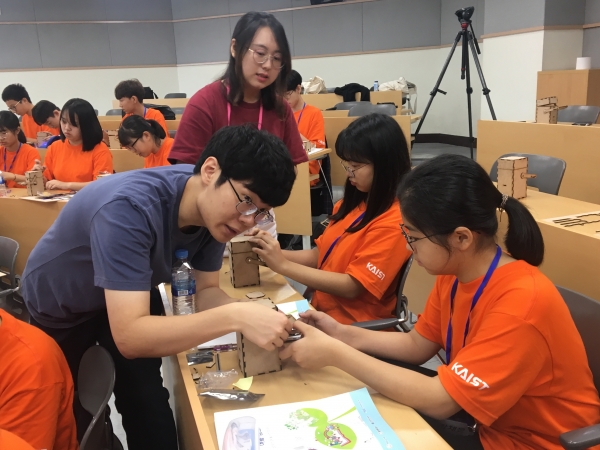 한화-KAIST 청소년 여름과학캠프에 참가한 멘토와 멘티들이 헝그리봇을 만드는 체험활동을 진행하고 있다/ 한화그룹 제공
