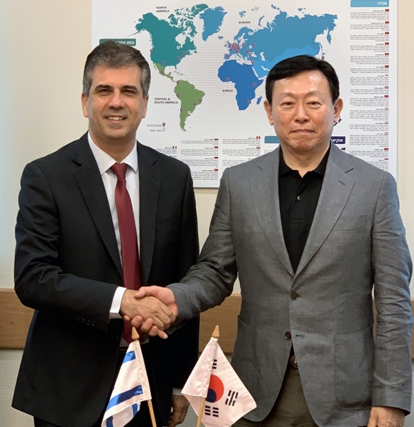 ​Lotte Chairman Shin Dong-bin (right),  Israeli Minister of Economy, Eli Cohen (left)​
