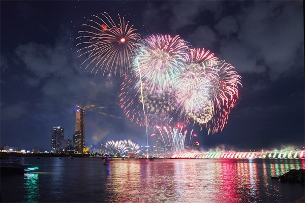 A spectacular fireworks show was staged at the Seoul World Fireworks Festival on October 5. (Image = Hanwha Group)