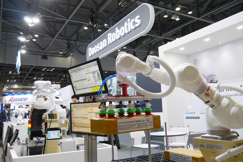 오는 12일까지 일산 킨텍스에서 열리는 국내최대 로봇 박람회 ‘2019 로보월드’에 참가한 두산로보틱스의 부스 전경/ 두산 제공