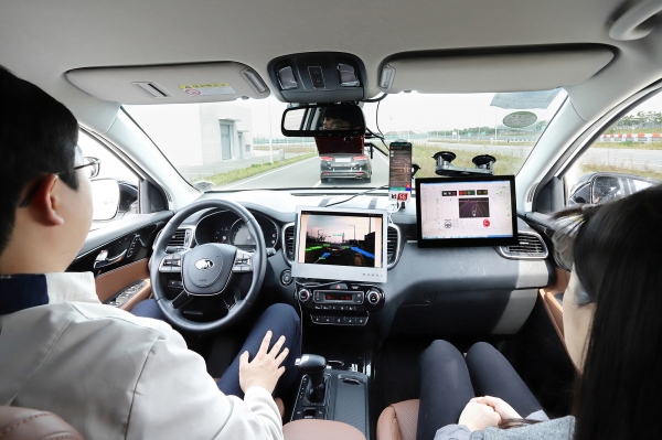 현대모비스 서산주행시험장에서 모비스의 자율주행차 ‘엠빌리’로 KT 5G V2X 기반 자율주행 기술을 시연하고 있다/ KT 제공
