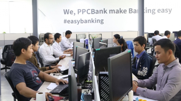 IT staff at JB Financial Group's Phnom Penh Commercial Bank run next-generation core banking system 'Absara'. (Courtesy of JB Financial Group)