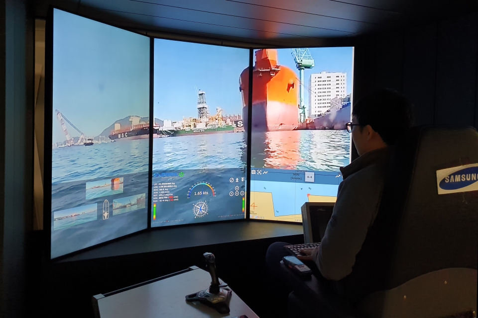대전에 위치한 삼성중공업 선박해양연구센터의 원격관제센터에서 자율운항 중인 모형선박 'Easy Go(이지 고)'에 장착된 고성능 카메라를 통해 거제 조선소 주변 및 장애물을 확인하는 모습/ 삼성중공업 제공