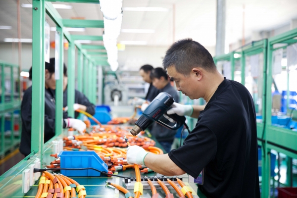 LS EV 코리아 중국사업장에서 근로자들이 고전압 하네스를 조립하는 모습/ LS전선 제공