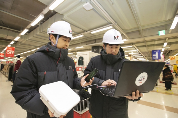 KT 네트워크부문 직원들이 경기도 안양시 홈플러스 매장 내에 고성능 광중계기를 설치하고 5G 서비스 품질을 확인하고 있다/ KT 제공