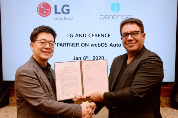 LG Electronics and Cerence of the U.S. recently signed a memorandum of understanding to jointly develop solutions for vehicles in Las Vegas. Park Il-pyong, CTO of LG Electronics (left), and Sanjay Dhawan, CEO of Cerence. / Courtesy of LG Electronics