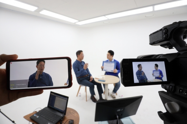 LG유플러스 마곡사옥에서 최고인사책임자(CHO) 양효석 상무가 신입사원들과 실시간 방송을 통해 토크쇼를 진행하고 있다/ LG유플러스 제공