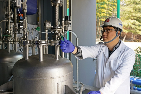 한국전력이 국내 최초로 ‘수소저장 액체기술’을 활용해 시간 당 20N㎥의 수소를 저장할 수 있는 실증에 성공했다고 밝혔다/ 한전 제공