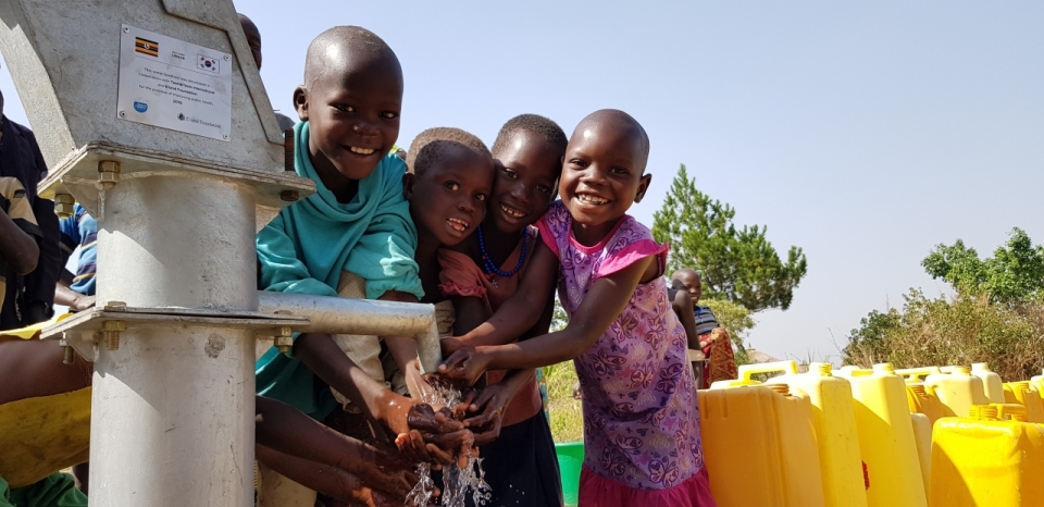 우간다 아루아지역 미테마을에서 수리한 식수펌프에 손을 씻으며 즐거워하는 아이들/ 이랜드 제공