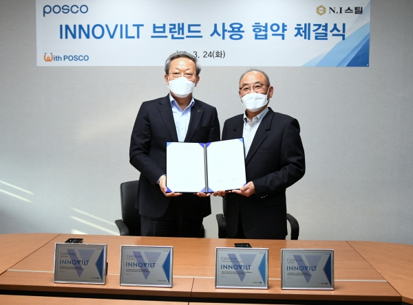 포스코 정탁 마케팅본부장(사진 왼쪽)이 NI스틸 배종민 회장과 이노빌트(INNOVILT) 브랜드 사용 협약을 체결하고 있다/ 포스코 제공