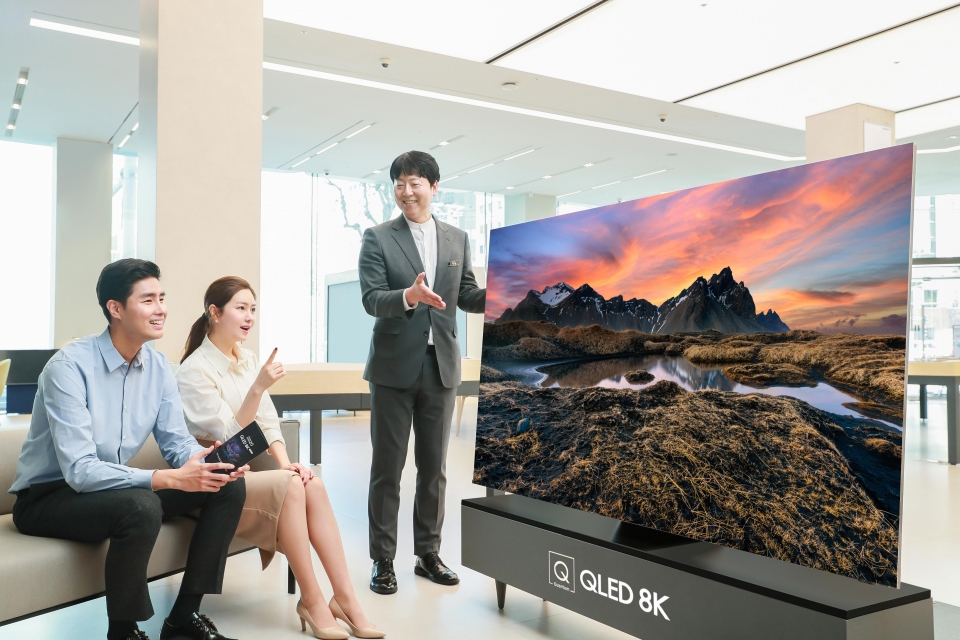 ​판매 상담사가 삼성디지털프라자 삼성대치점에서 2020년형 삼성 QLED TV를 소개하고 있다/ 사진= 삼성전자​