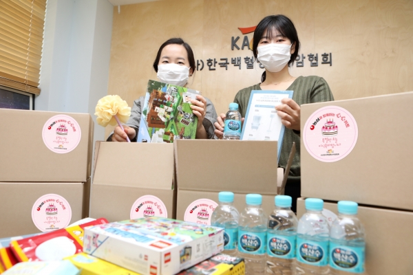 한국백혈병소아암협회 직원들이 농심 심심키트를 포장하고 있다/ 농심 제공