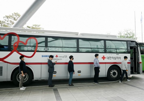 한국철도가 8일 전국에서 임직원 1,028명이 참여하는 ‘생명나눔! 사랑의 헌혈’ 행사를 가졌다. 대전 본사 직원들이 헌혈하기 위해 1m 거리를 두고 줄을 서 있다/ 한국철도 제공