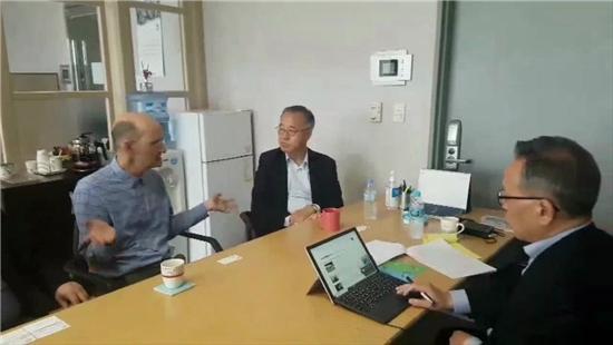 (from left) Candidate Emanuel Pastreich, Chairman of the State Affairs Forum Cooperation Committee Hong Jin-ki, Writer, Park Dae-seok.