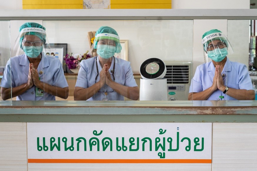 Three medical workers showing their gratitude in front of an LG PuriCare air purifier / Courtesy of LG