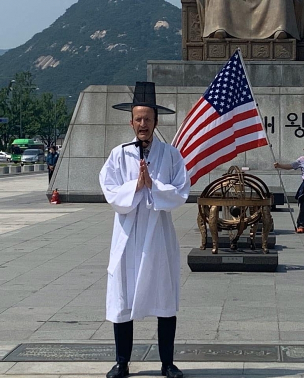 임마누엘 페스트라이쉬가 6월 9일 세종대왕 동상과 미국대사관 앞에서 한국 전통학자 선비의 의상을 입고 연설을 하고 있다.
