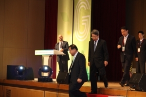 Prime Minister of Korea Descends from Stairs at IASP 2010