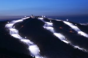 Tourists and Skiers Coming to High 1 Ski Resort, the Korea's Most Friendly Resorts