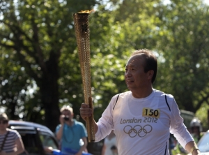 Samsung Electronics' Mobile Chief Relays Olympic Torch in UK