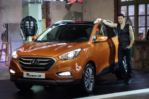 Hyundai Motor Unveils Gold-painted Tucson in Shanghai Motor Show