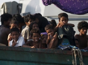Pressure mounts on Myanmar over Asia 'boat people' crisis
