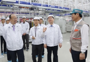 Hanwha Group Chairman Visits Hanwha Q CELLS’ Jincheon Plant