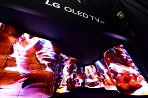 [CES 2018] LG OLED Canyon ‘Open Frame’ Commercial Displays