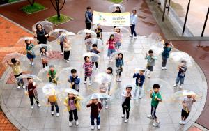 현대모비스, 어린이 안전 지켜주는 ‘투명우산 나눔 캠페인’ 열어