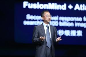 Hou Jinlong, President of Huawei gives a speech on "Activate Intelligence"