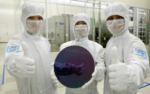 Samsung solidifies top position in the global semiconductor industry