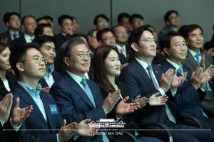 President Moon and Samsung Lee Promises to Lead 'Ten Years of Semiconductor Growth'